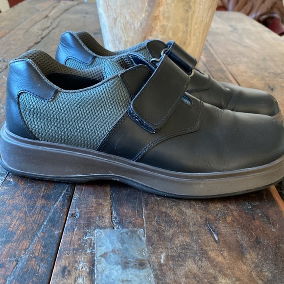 Authentic vintage PRADA chunky Velcro leather shoes. Size IT 39.5 (10). - Picture 12 of 12